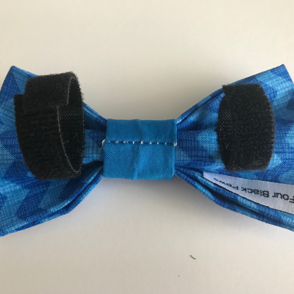 Dog/Cat Bow Tie Blue Chevron Velcro - Picture 3 of 3